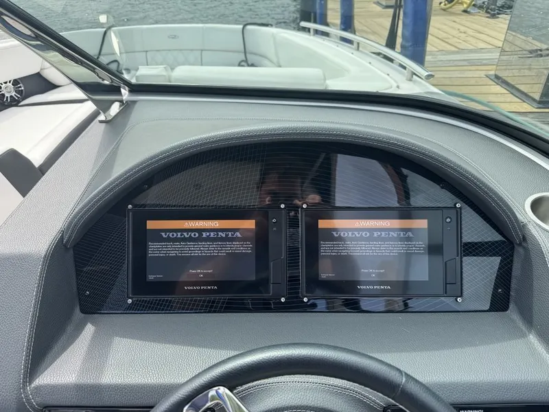 Slide: The Image of Regal 2800 Bowrider 2020 - 19