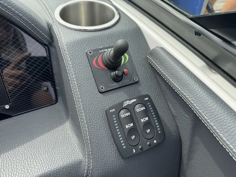 Slide: The Image of Regal 2800 Bowrider 2020 - 20