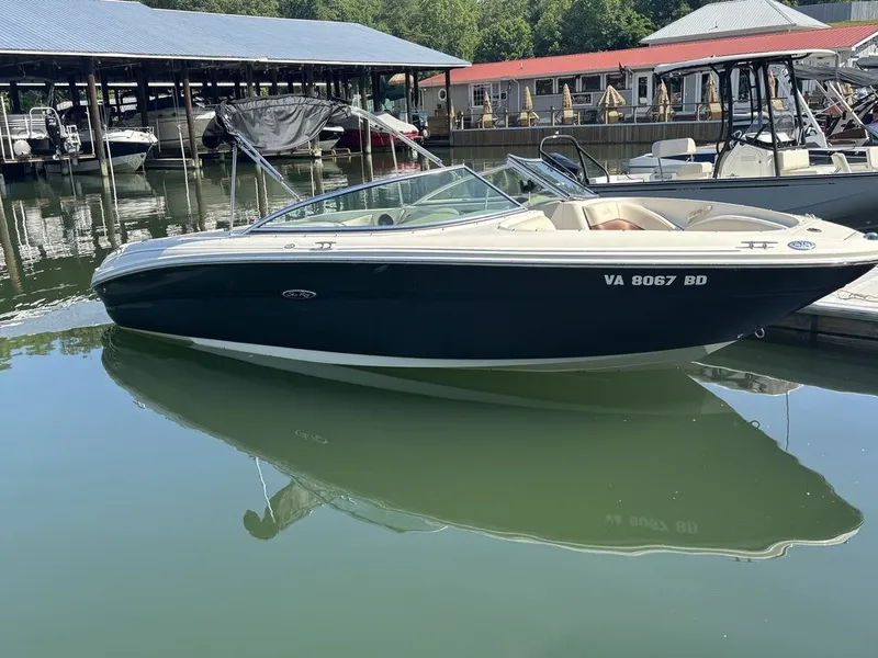 The Image of Sea Ray 220 Select 2004 - 1