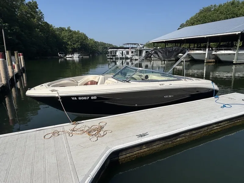 Slide: The Image of Sea Ray 220 Select 2004 - 2