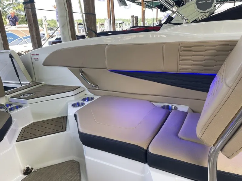 Slide: The Image of Sea Ray SPX 210 - Outboard 2023 - 12