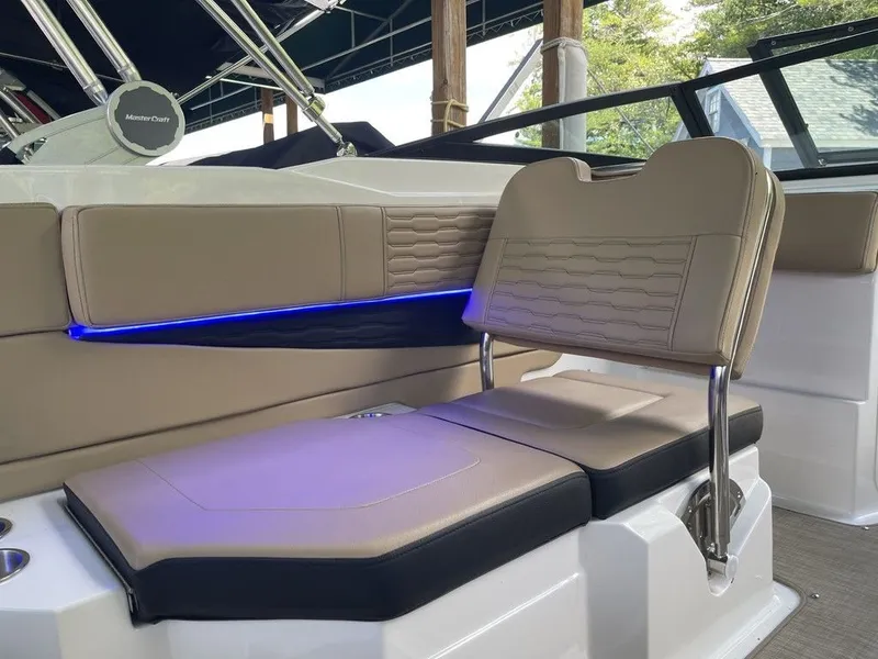 Slide: The Image of Sea Ray SPX 210 - Outboard 2023 - 14