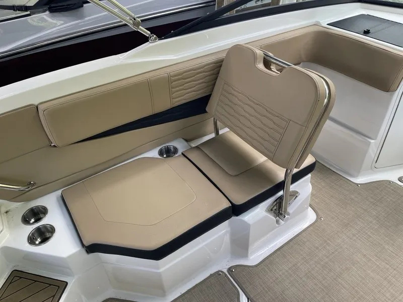 Slide: The Image of Sea Ray SPX 210 - Outboard 2023 - 9