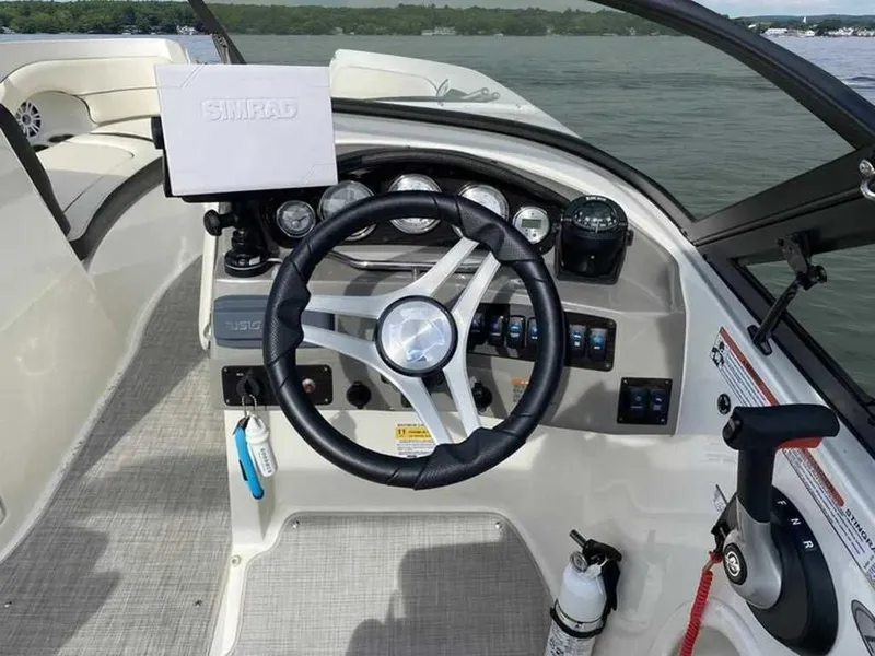 Slide: The Image of Stingray 215 LR 2021 - 12