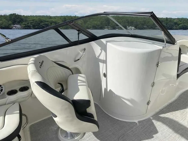 Slide: The Image of Stingray 215 LR 2021 - 17