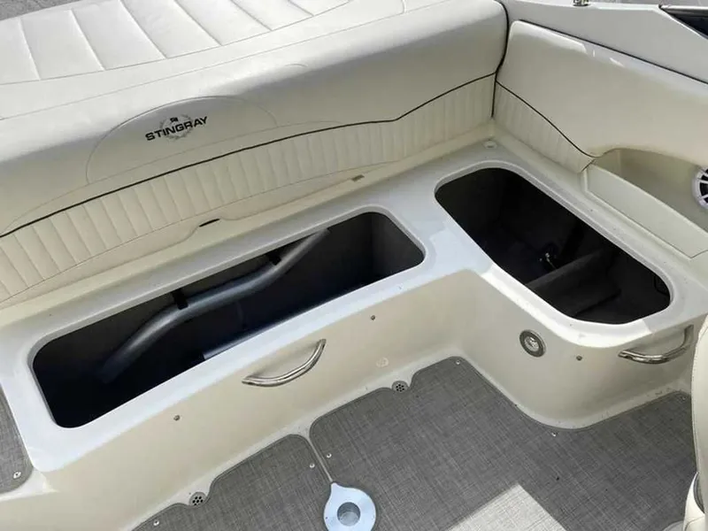 Slide: The Image of Stingray 215 LR 2021 - 19