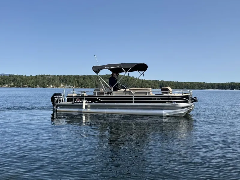 Slide: The Image of Sun Tracker 24DLX 2019 - 10