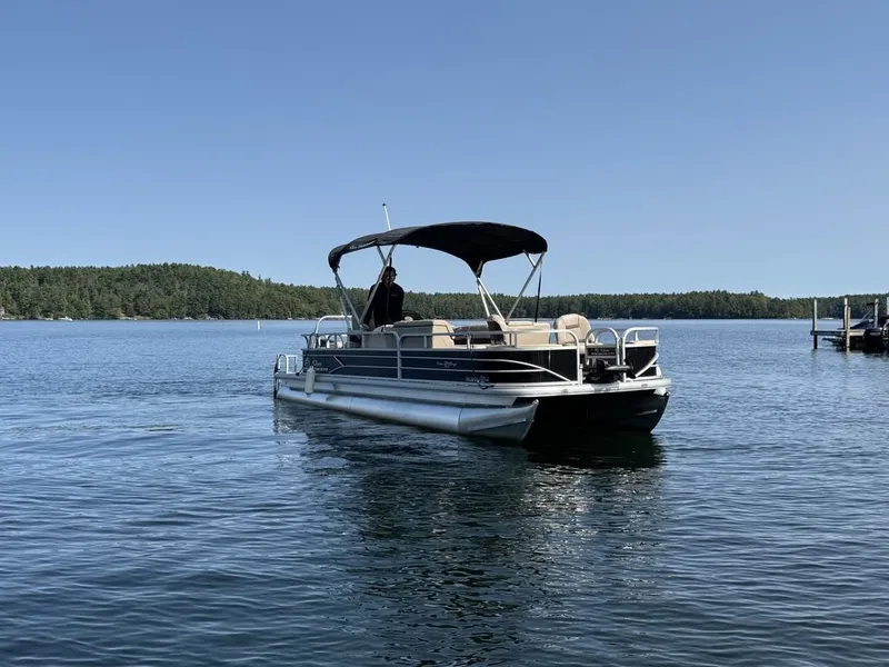 Slide: The Image of Sun Tracker 24DLX 2019 - 12