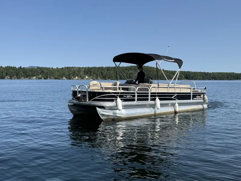 Slide: The Image of Sun Tracker 24DLX 2019 - 14