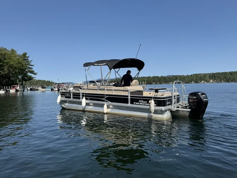 Slide: The Image of Sun Tracker 24DLX 2019 - 15