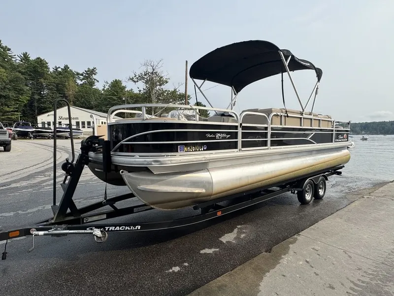 Slide: The Image of Sun Tracker 24DLX 2019 - 16