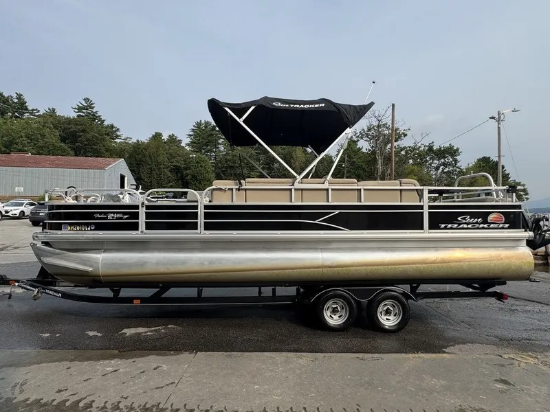 Slide: The Image of Sun Tracker 24DLX 2019 - 17