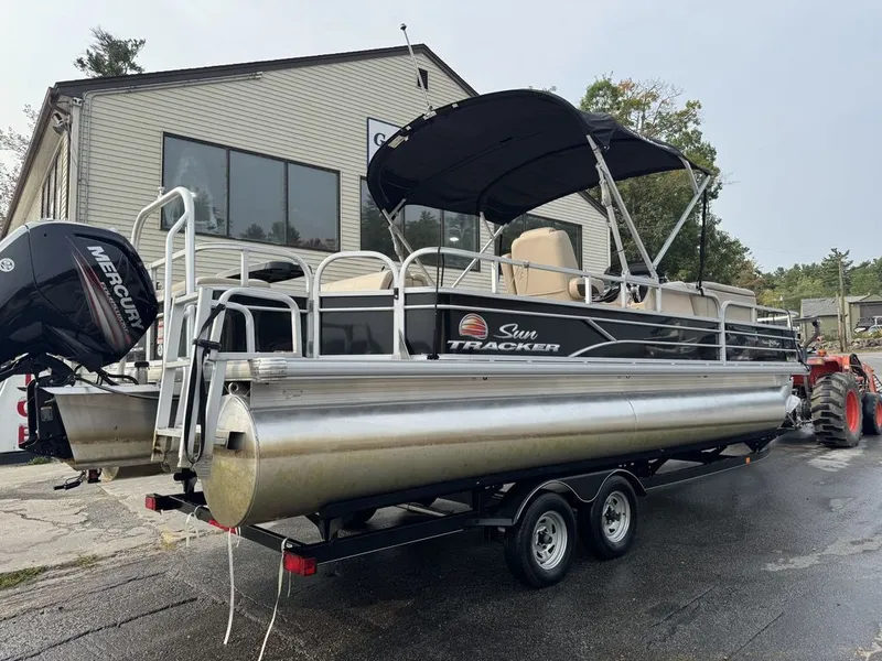 Slide: The Image of Sun Tracker 24DLX 2019 - 18