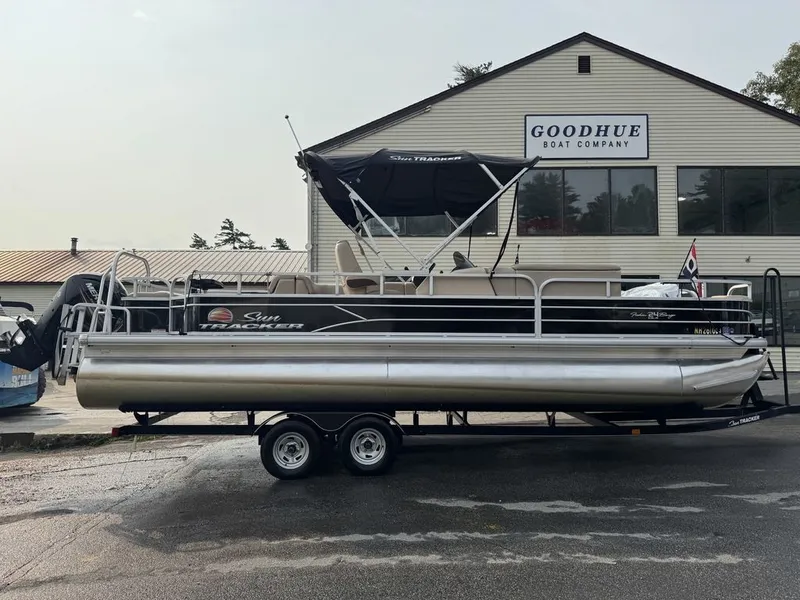 Slide: The Image of Sun Tracker 24DLX 2019 - 21