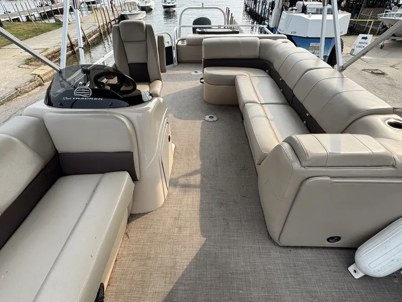 Slide: The Image of Sun Tracker 24DLX 2019 - 23