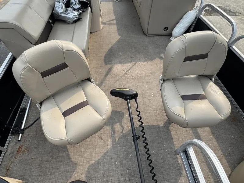 Slide: The Image of Sun Tracker 24DLX 2019 - 25