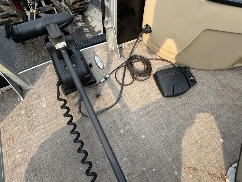 Slide: The Image of Sun Tracker 24DLX 2019 - 26