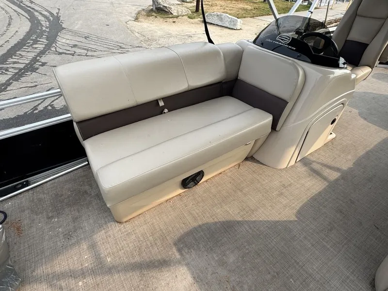 Slide: The Image of Sun Tracker 24DLX 2019 - 27