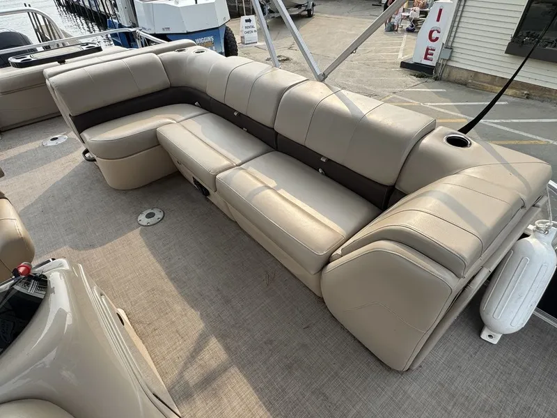 Slide: The Image of Sun Tracker 24DLX 2019 - 28