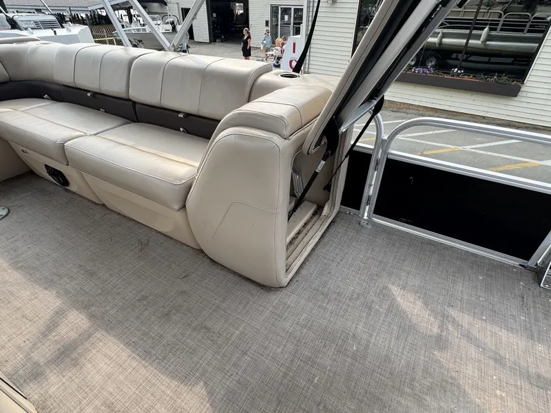 Slide: The Image of Sun Tracker 24DLX 2019 - 29