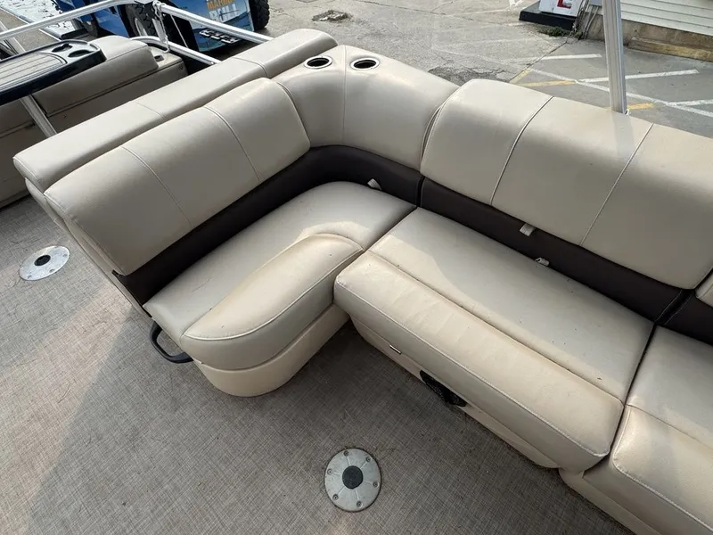 Slide: The Image of Sun Tracker 24DLX 2019 - 30