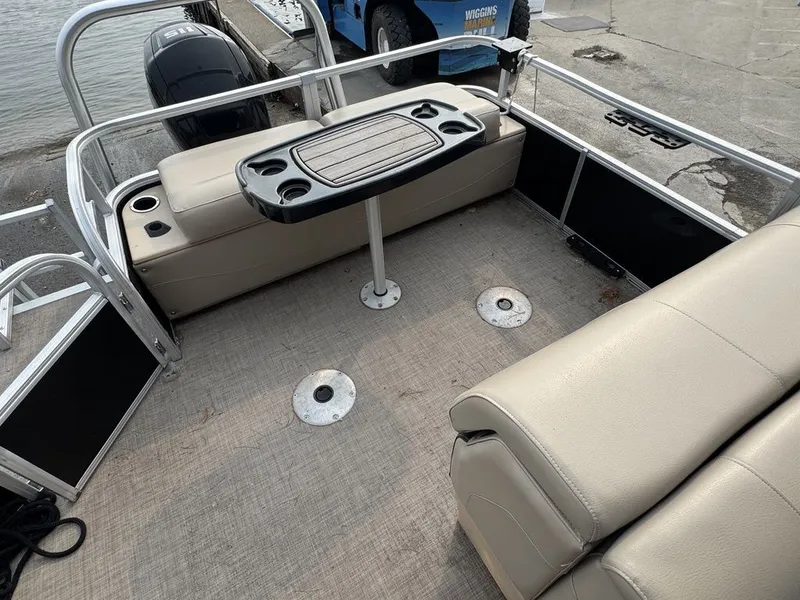 Slide: The Image of Sun Tracker 24DLX 2019 - 31