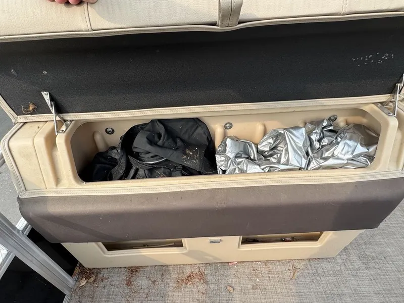 Slide: The Image of Sun Tracker 24DLX 2019 - 33