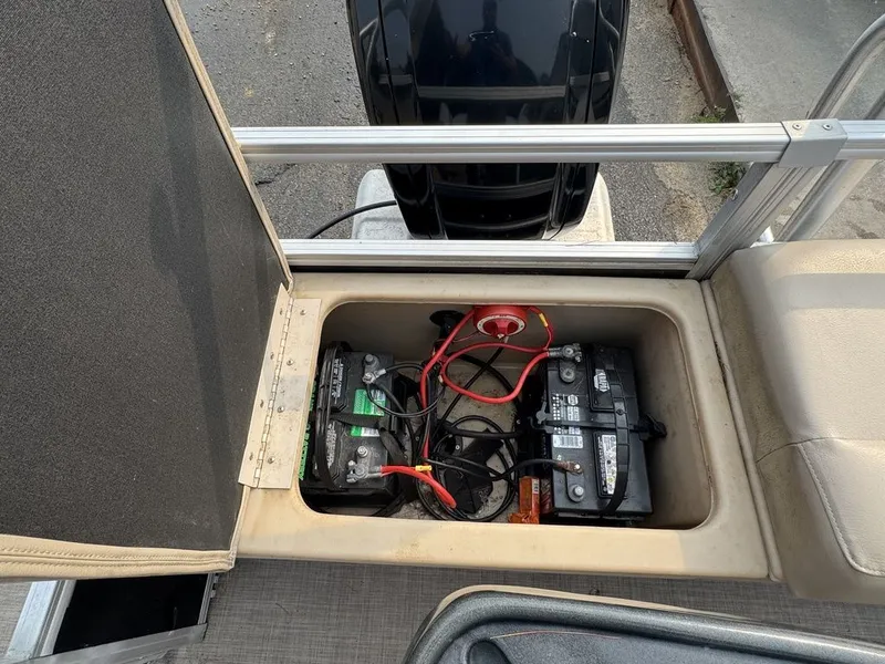 Slide: The Image of Sun Tracker 24DLX 2019 - 34