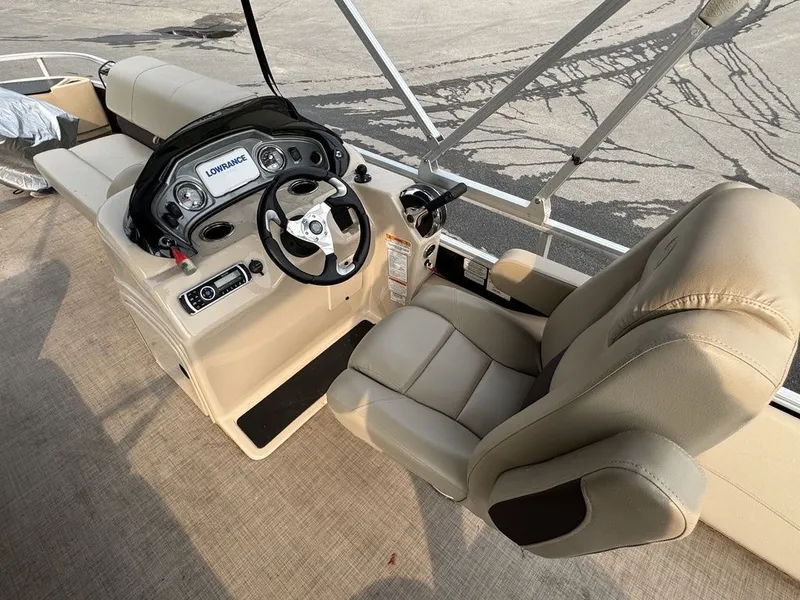 Slide: The Image of Sun Tracker 24DLX 2019 - 36