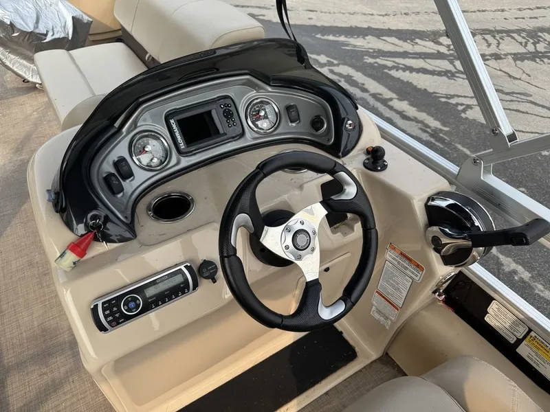 Slide: The Image of Sun Tracker 24DLX 2019 - 37