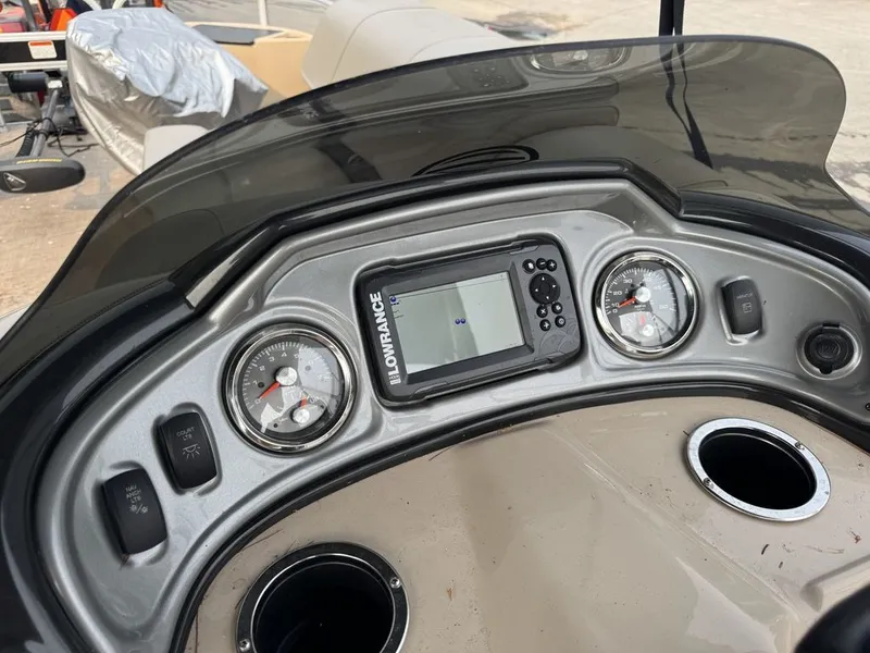 Slide: The Image of Sun Tracker 24DLX 2019 - 39