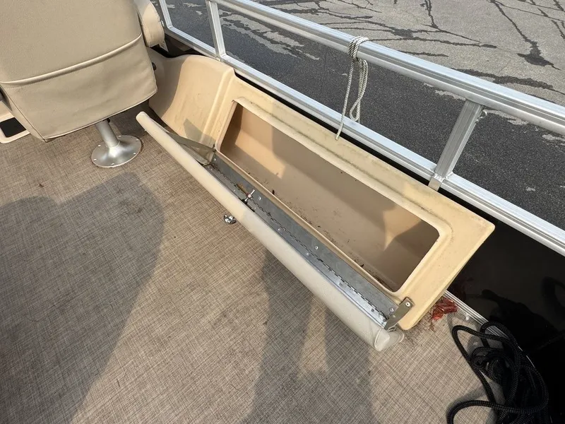 Slide: The Image of Sun Tracker 24DLX 2019 - 42