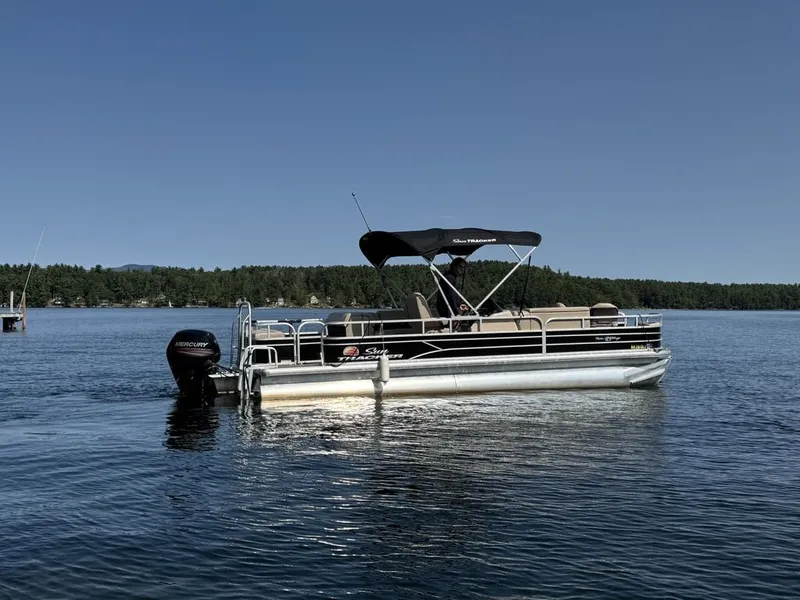 Slide: The Image of Sun Tracker 24DLX 2019 - 8