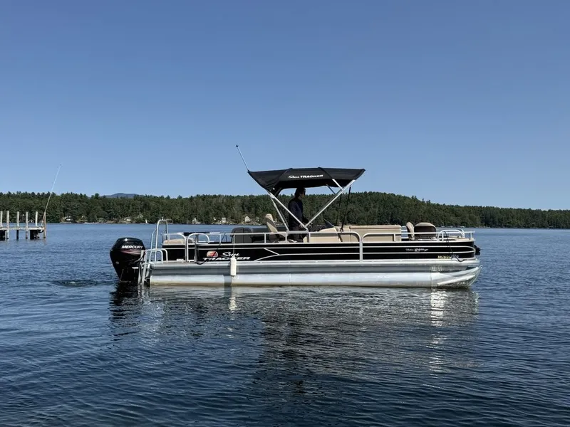 Slide: The Image of Sun Tracker 24DLX 2019 - 9