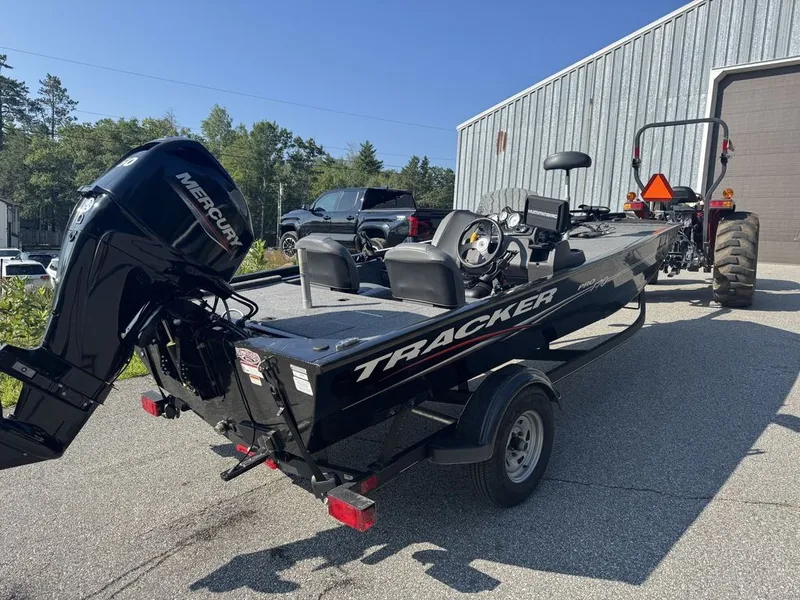 Slide: The Image of Tracker Pro 170 2023 - 10