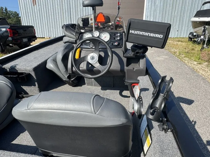 Slide: The Image of Tracker Pro 170 2023 - 16