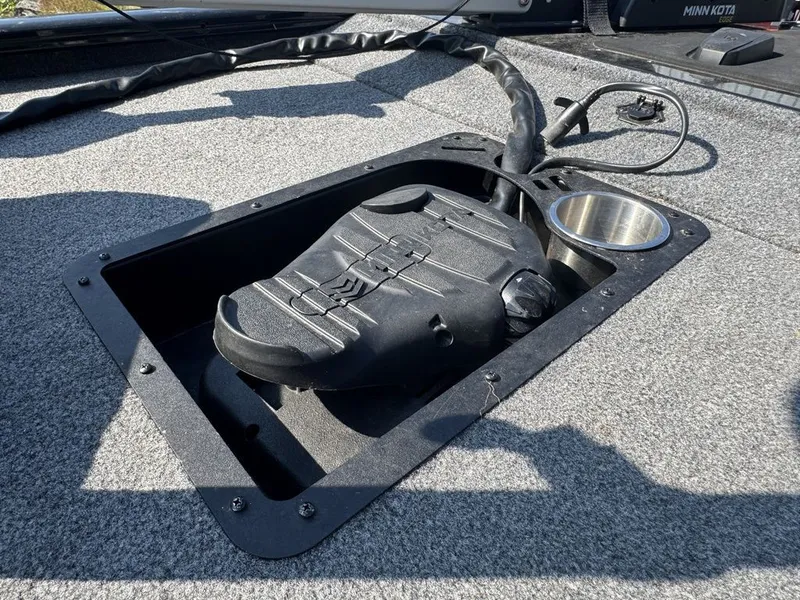 Slide: The Image of Tracker Pro 170 2023 - 20