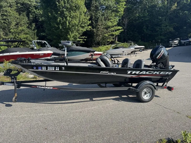 Slide: The Image of Tracker Pro 170 2023 - 7