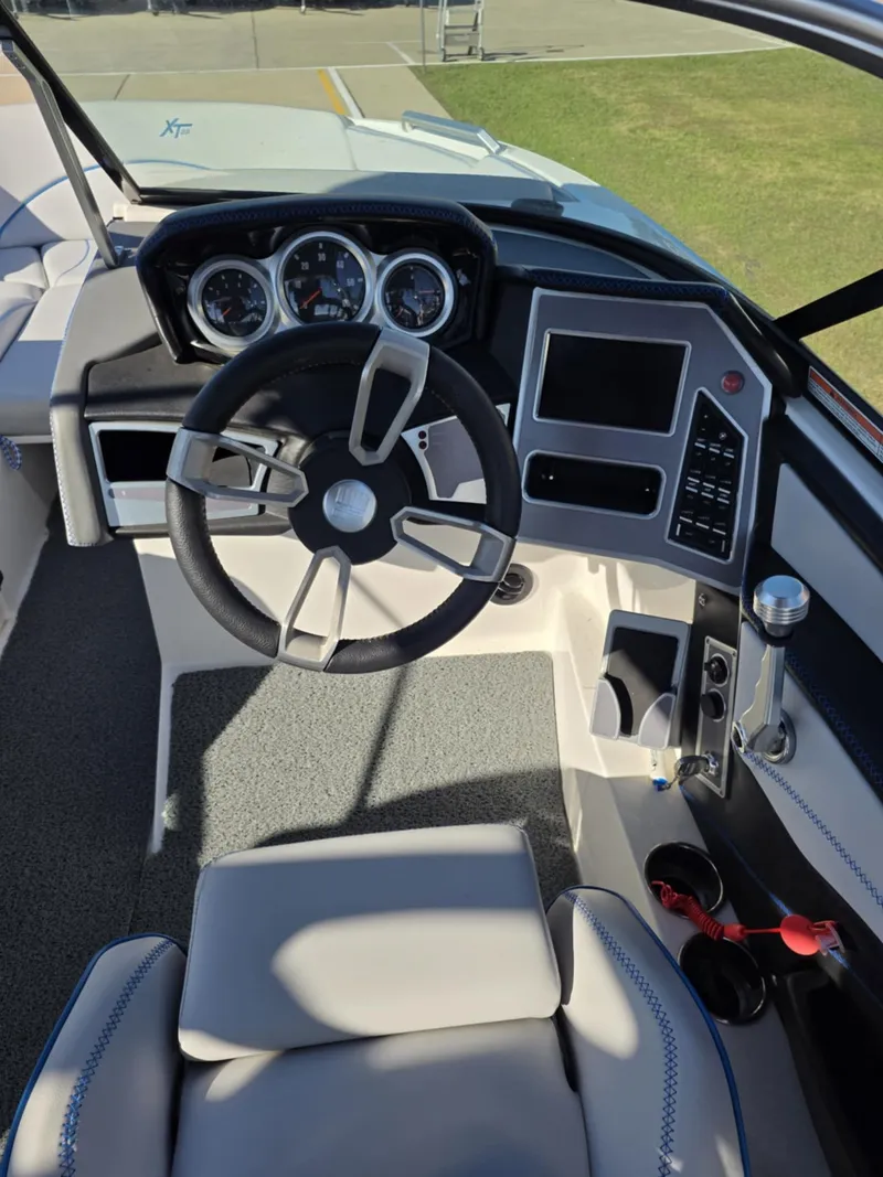 Slide: The Image of MasterCraft XT22 2020 - 18