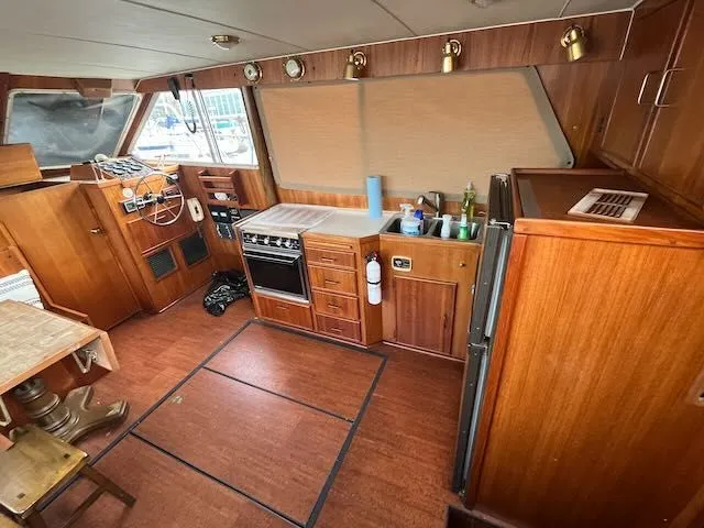 Slide: The Image of Tollycraft 34 Sundeck 1986 - 22