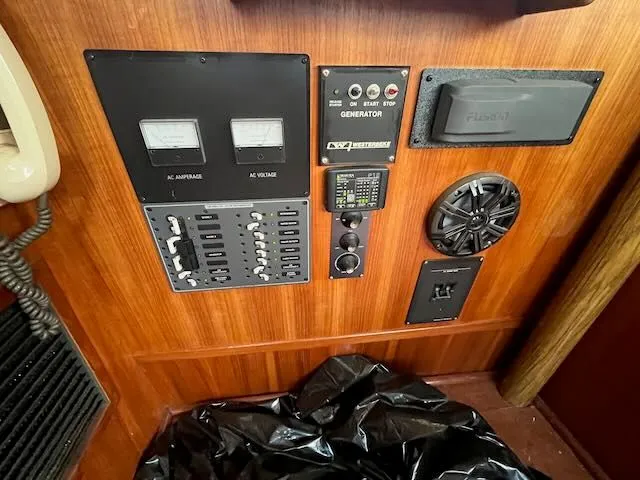 Slide: The Image of Tollycraft 34 Sundeck 1986 - 24