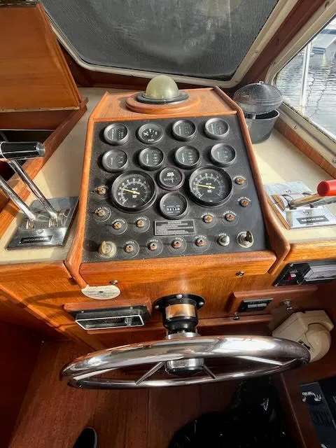 Slide: The Image of Tollycraft 34 Sundeck 1986 - 25