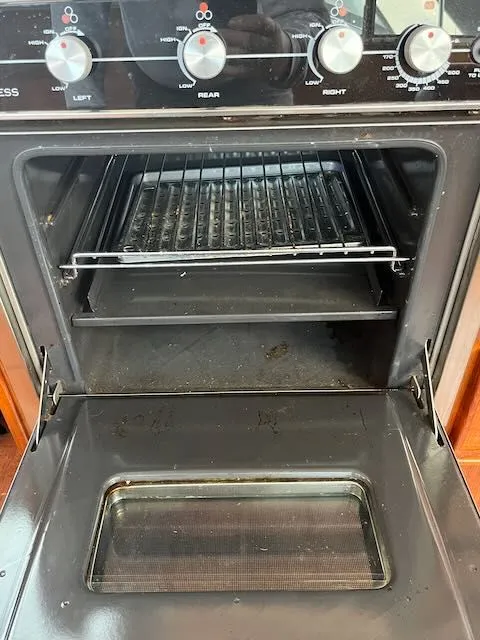 Slide: The Image of Tollycraft 34 Sundeck 1986 - 35