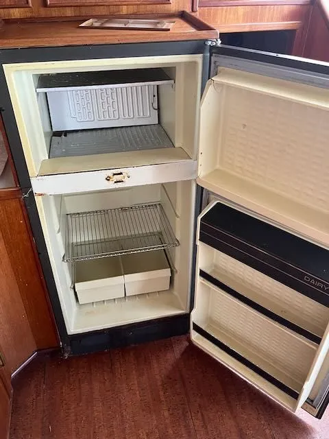 Slide: The Image of Tollycraft 34 Sundeck 1986 - 36