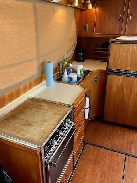 Slide: The Image of Tollycraft 34 Sundeck 1986 - 37