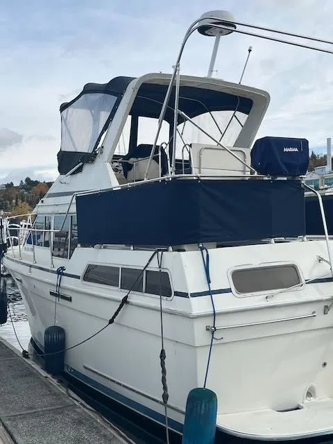 Slide: The Image of Tollycraft 34 Sundeck 1986 - 4