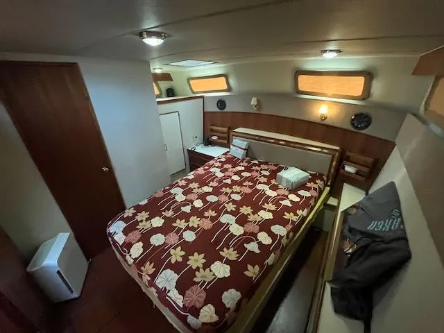 Slide: The Image of Tollycraft 34 Sundeck 1986 - 41