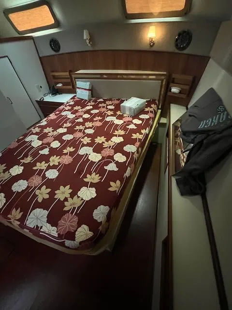 Slide: The Image of Tollycraft 34 Sundeck 1986 - 42