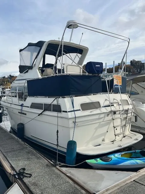 Slide: The Image of Tollycraft 34 Sundeck 1986 - 5