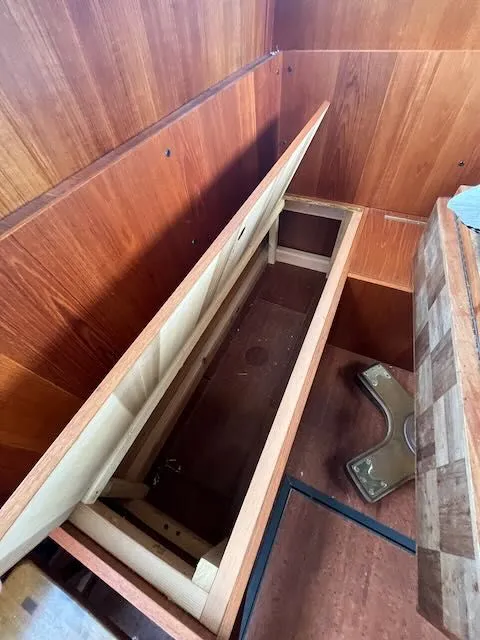 Slide: The Image of Tollycraft 34 Sundeck 1986 - 59